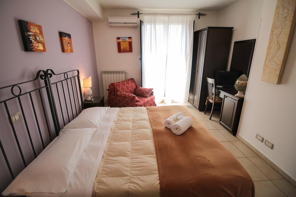 B&B Regina Carolina 卡尔塔吉罗 外观 照片